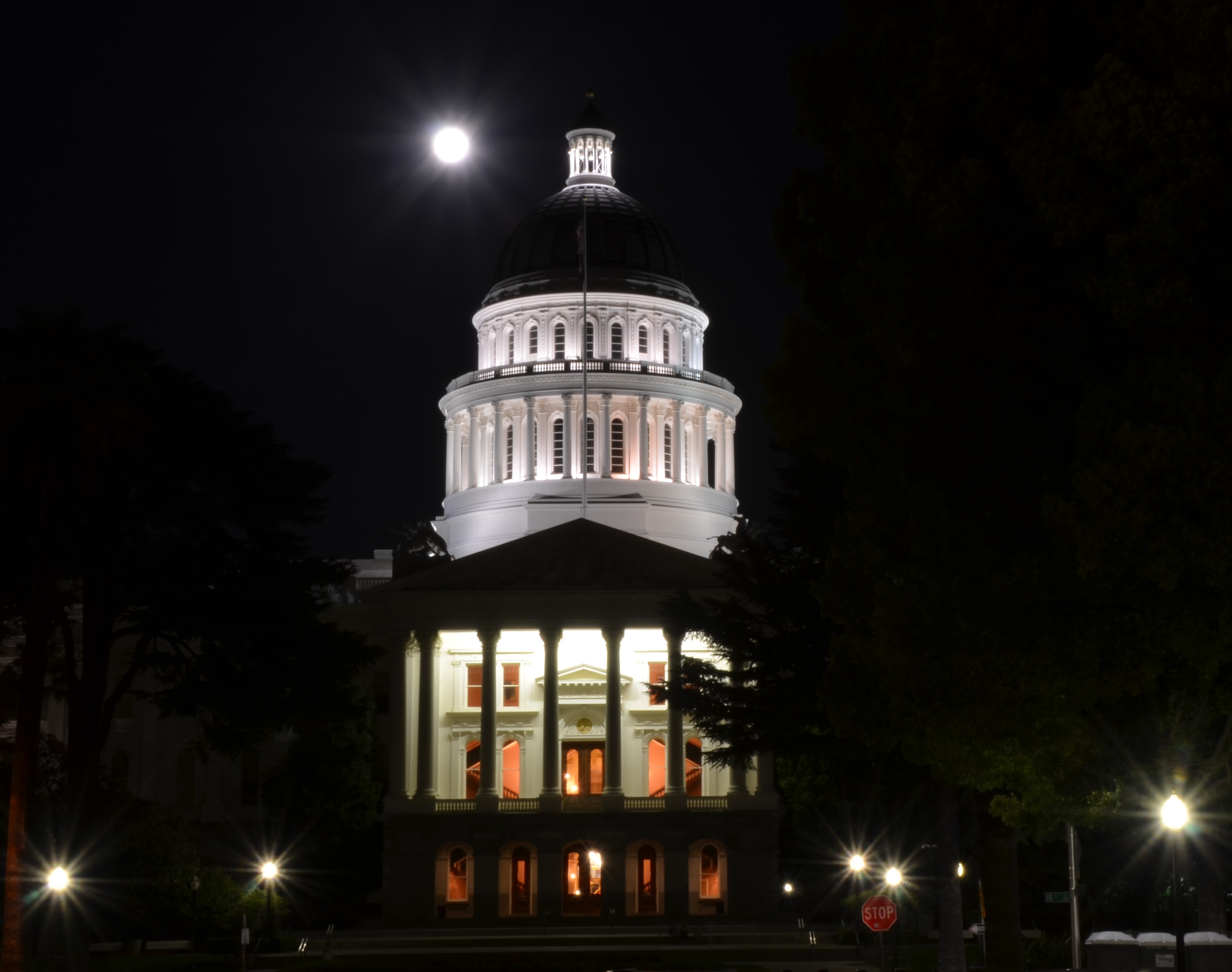full moon capitol